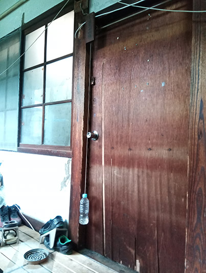 入り口のドアの写真。