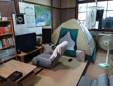 部屋に入ってすぐの写真。椅子、机、テント、窓などが見える。