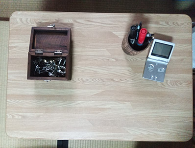 小さい机の写真。知恵の輪が入った箱やゲームボーイアドバンスSPが置いてある。